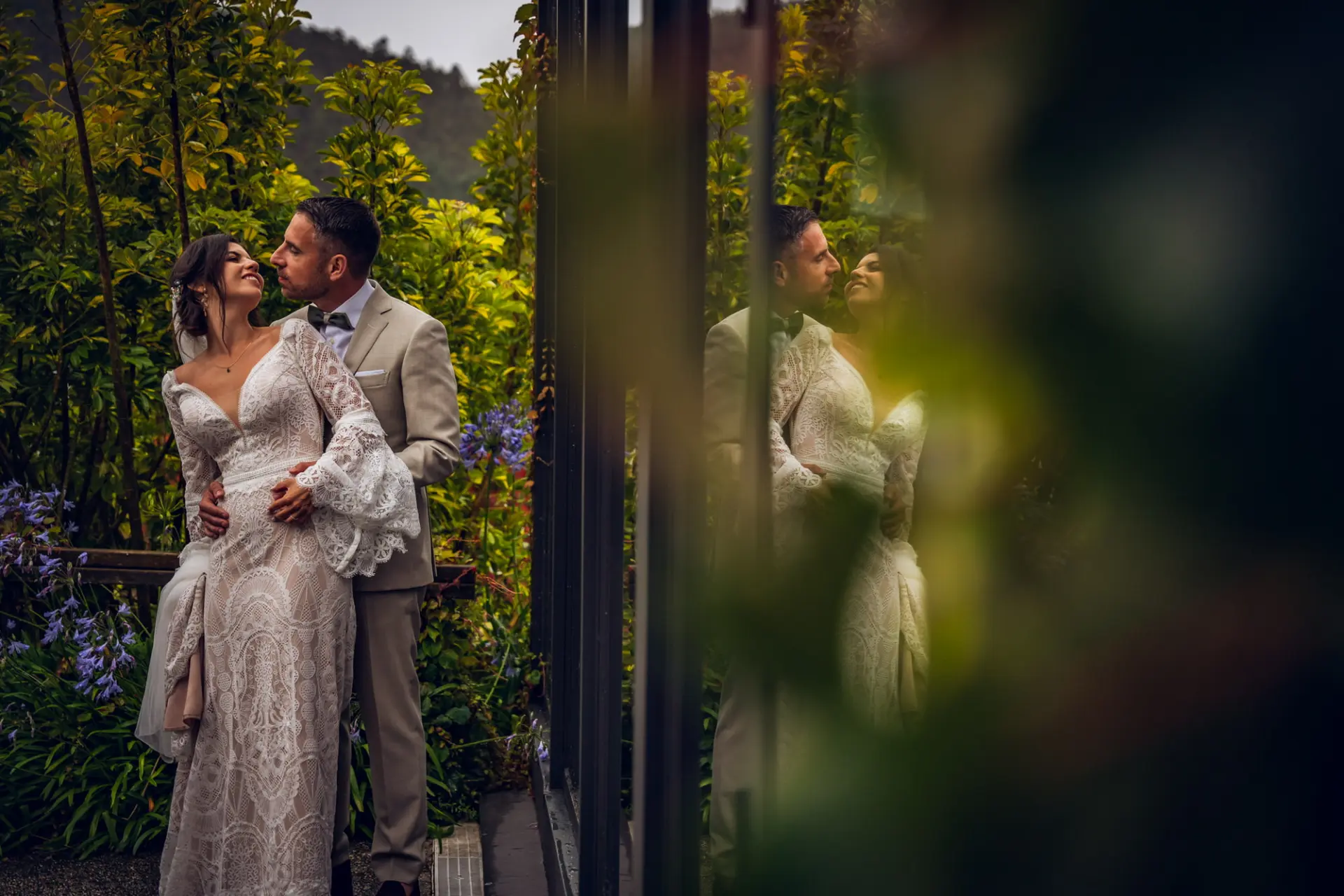 Pareja de novios en los jardines de un pazo de Pontevedra filmada por Visualtec