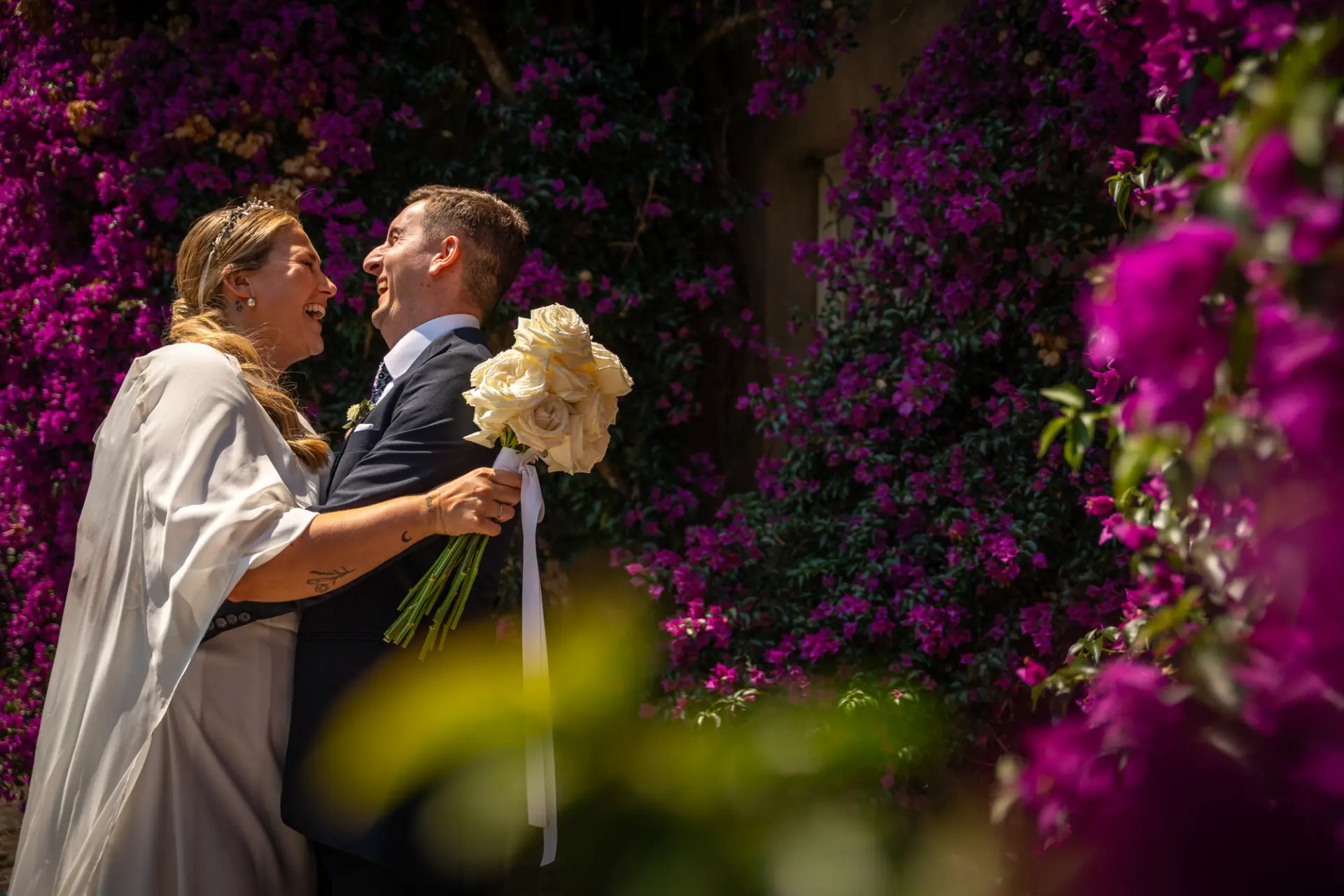 Novios entre buganvillas en una boda en las Rías Baixas filmados por Visualtec